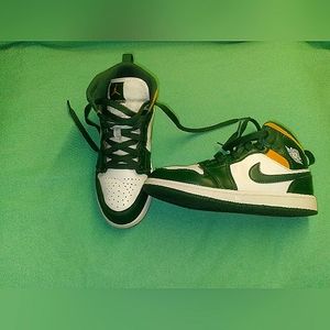 Youth Nike Air Jordan 1 Mid Sonic